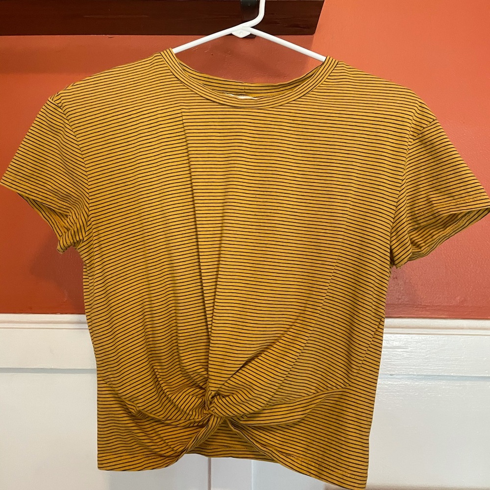 Shirtsleeve knotted tshirt